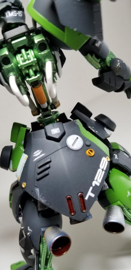 ガンダムフレーム、個人的には胴が短い気がするので丈を伸ばしています。背骨部分に見えるシリンダーはプラパイプで作ってみました。
リアスカート部分はギャンから。スジボリの練習と、ディテールアップを頑張ってみました。