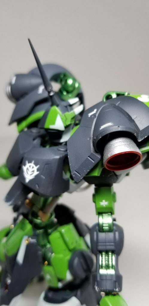 左肩からのショットです。
顔は、ガンダムフレームにそのままギャンの頭は大きすぎるので、大幅に削って小さくしました。顔上部はギャンの膝を削ってマスク状にして被せています。ロッドアンテナはルータの先端にランナーを付け、削り出してみました。
肩部分は、ギャン高機動型をイメージしています。