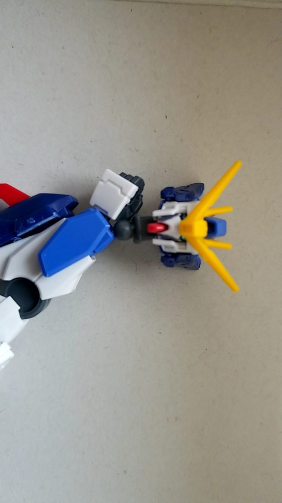 頭パーツ
アンテナをWZCのものに変更、真ん中のアンテナを切りダブルオーのものに変更