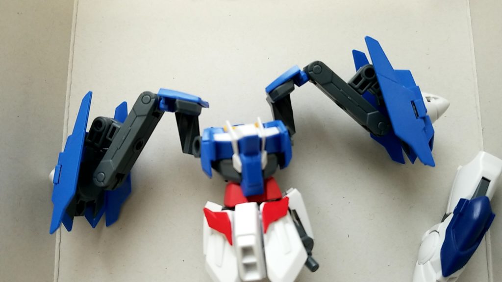 胴パーツは余ったダブルオーダイバーのパーツを付けるだけでほぼ変更はなし(画像はパーツをつけてません)
腰はウィングガンダムゼロ炎のパーツを使用
バックパックの延長としてバトルアームズのパーツを使用
これによりちょうどいい感じにツインドライブの下から羽根が生えるようになりました