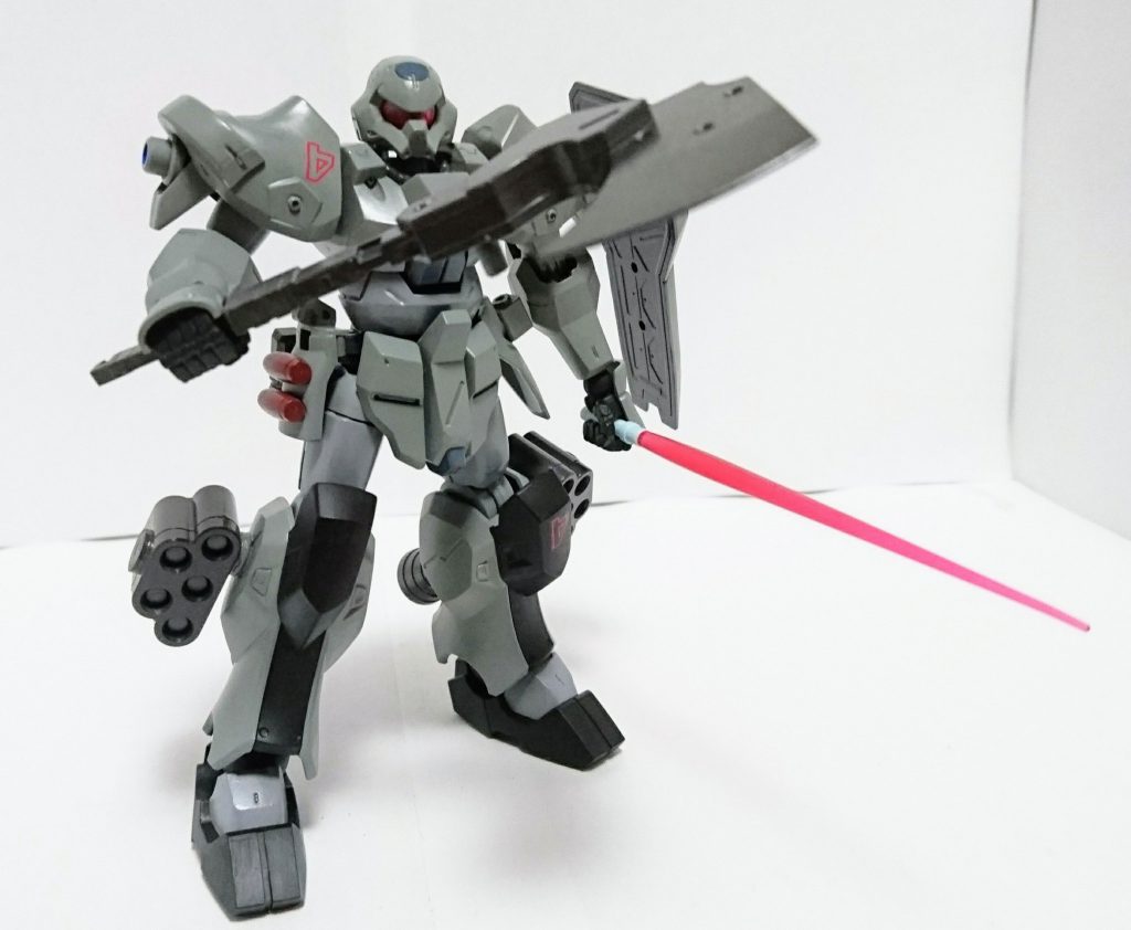 右肩部ジョイントには格闘兵装としてブースト・トマホークを追加装備。左肩部ジョイントにはシールドが移設され、腕部の自由度を高めている。