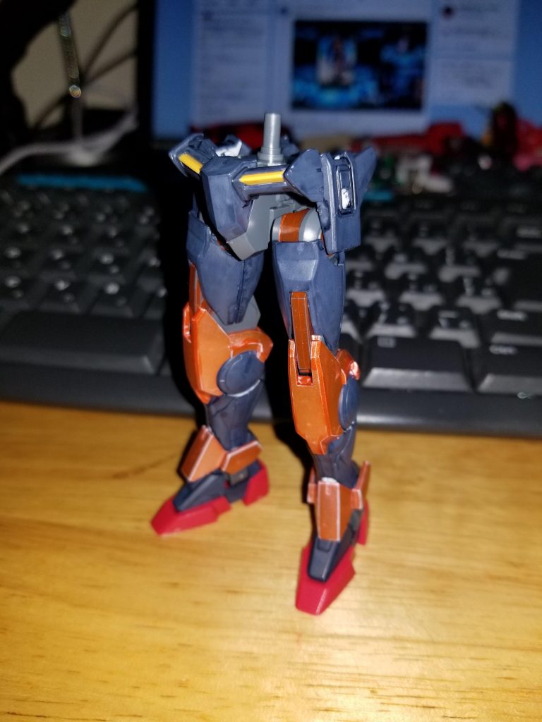 下半身を塗りました。
全部ガンダムマーカーなのですごい時間がかかりました。