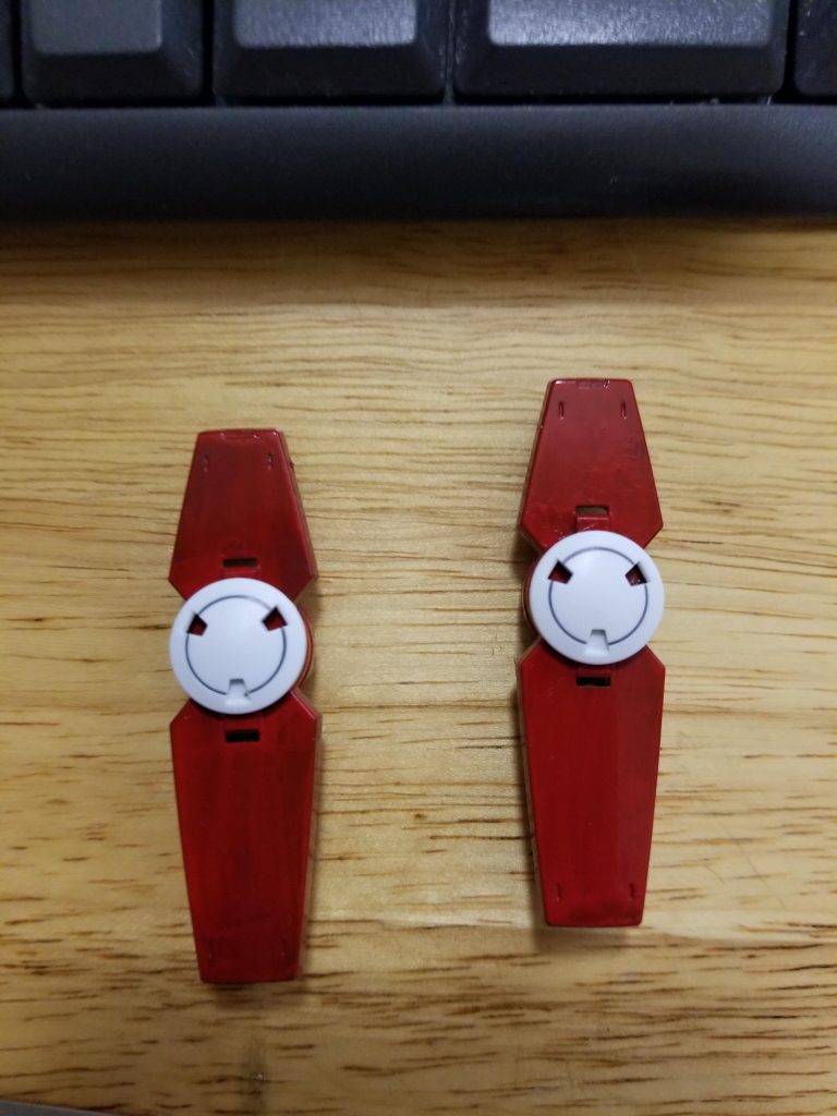 エースユニットに付属した太陽炉パーツ。
グレイズのブースターの円形部分とほぼ同じ大きさだったのでそのまま貼り付けました。
設定上は組み込みだけど、そんな技術力初心者にはないよ!