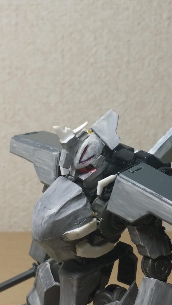 顔も原作に近くなるようにパテやプラ板で作りました