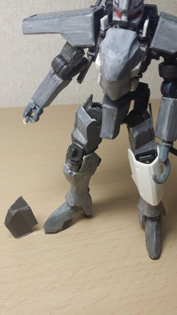 膝のパーツも改造して取りやすくして他の形態になるときに使いやすくしてます