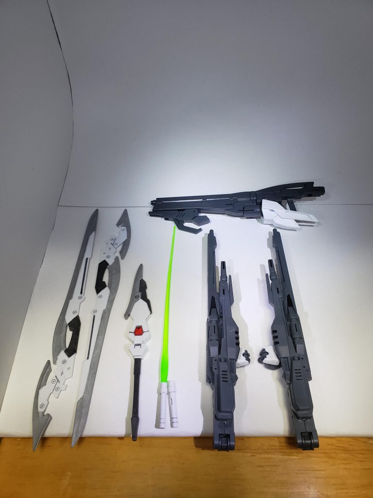 武装一覧
フェザーブレイド×2
フェザーグレイブ×1
ビームサーベル×2
ロングビームライフル×1
ロングビームライフル内装ビームサーベル×1
腰部二連装ビームキャノン×2