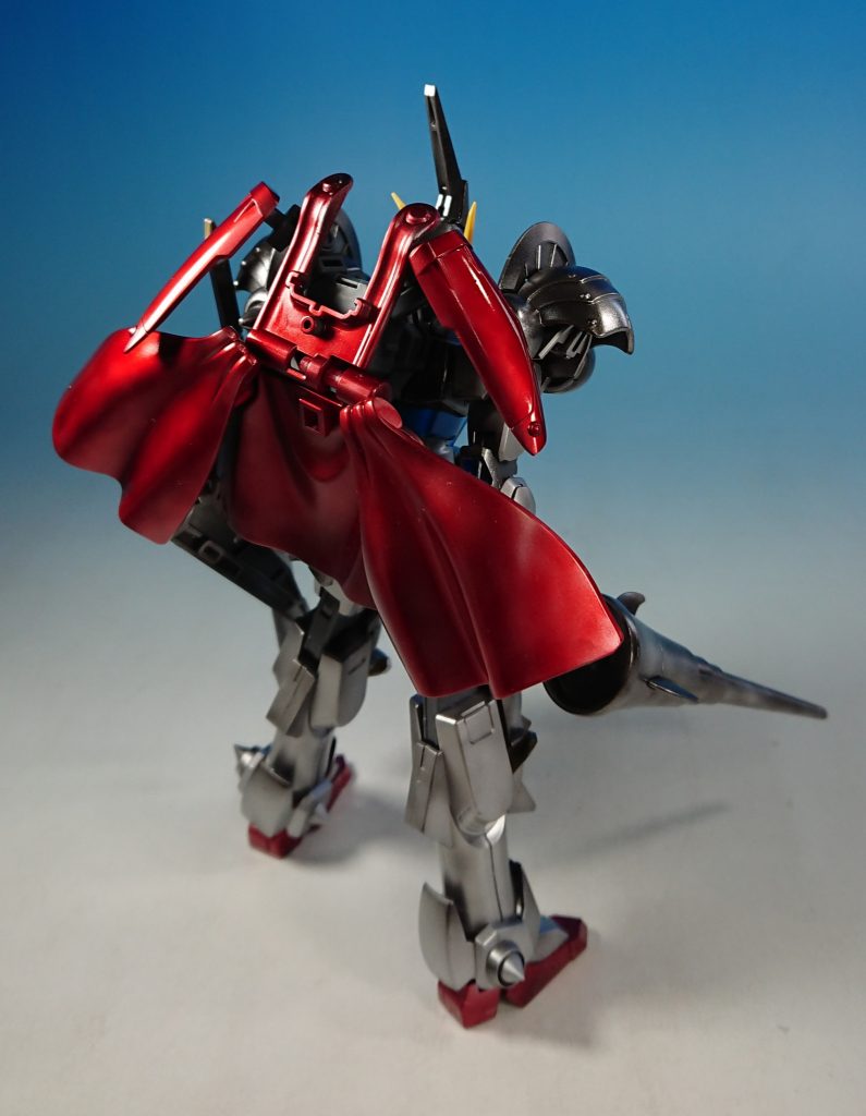 マントも騎士ガンダムのものをジョイントでバックパックに接続してあります。
上のところはウィングガンダムの腰アーマーです。
