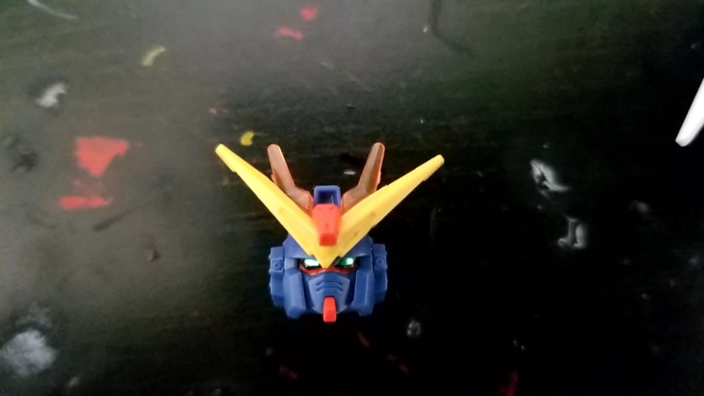 今回のベースはBD2、そこにガンダムスローネツヴァイとウィングガンダムゼロ炎(以下W炎)のパーツを使用して改造した
頭部分はアンテナをスローネツヴァイの物を、そのままだと隙間が空いてしまうのでその隙間にW炎のクリアパーツをつけてみた