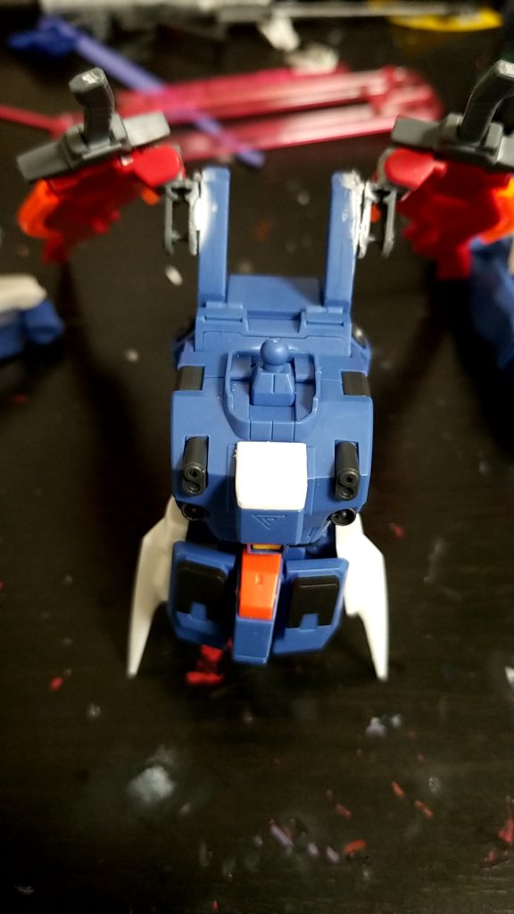 胴体は特に変更なし、腰側部のアーマーをW炎のものに変えバックパックにはW炎のソードをつけた