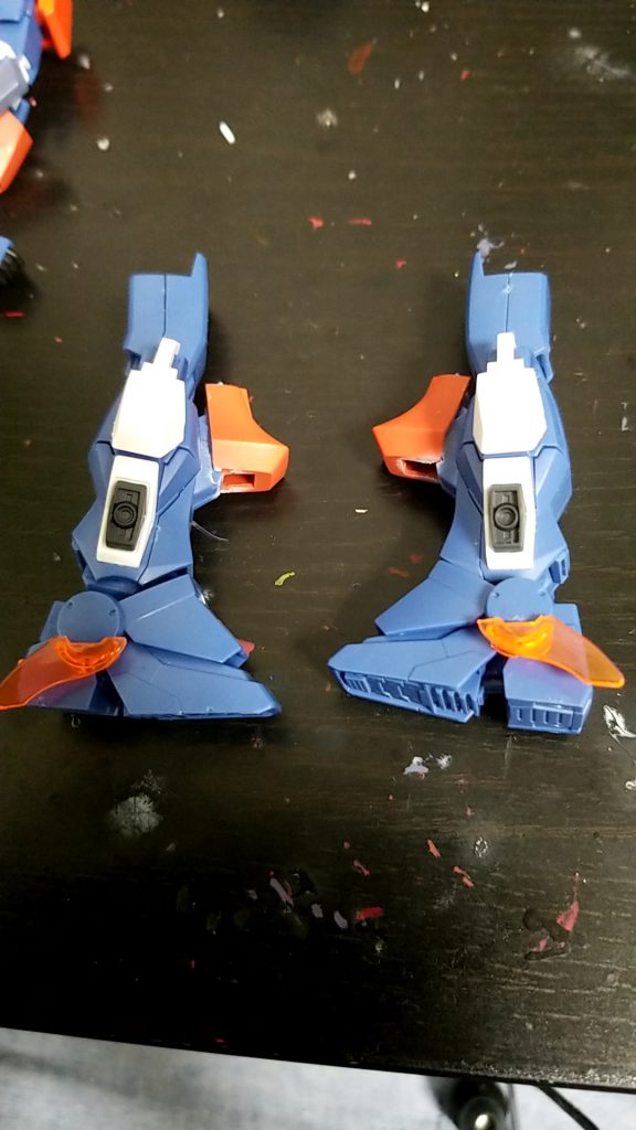 膝部分の白いパーツを外してそこにスローネツヴァイのパーツを、余った白いパーツをビールサーベルを収納する部分に接着
足にはW炎のクリアパーツをつけた