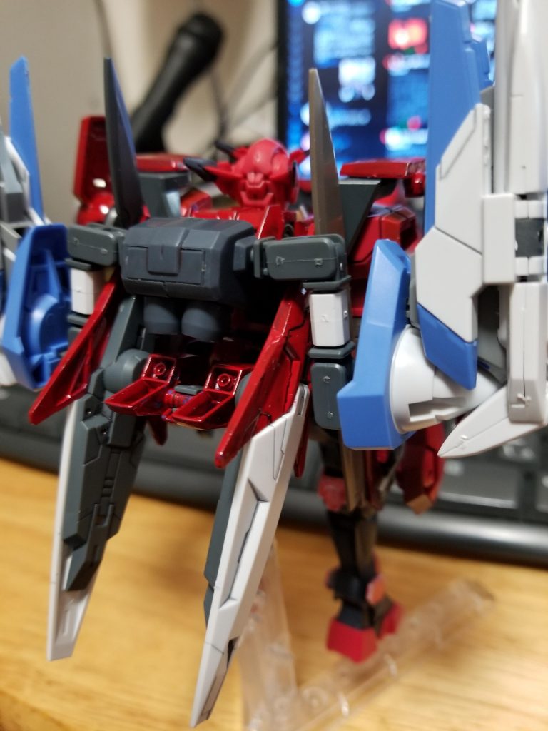 フリーダムダイブシステム完成形。
白いつなぎのパーツを見つけたおかげで完成しました。
これは、ホビージャパン2014年5月号付録「HJビルドウェポン カレトヴルッフ炎」に付属していたものです。
ちょうど2個持っていたので使いました!
つたないガンプラですが、ここまで見てくださってありがとうございます!
ダイバーズコンが発表されてすぐに、ガンスタで活動しているビルダーさんたちが「フォースを組もう」と言っているのを見かけました。
自分たち「BLDTroiaS」はアニメ放映に乗っかって結成されたコンテストとは無縁のフォースでしたが、(自分たちのリサーチ範囲では)最速のフォースの一つとしてこの流れに乗っかり、盛り上げていかねば!
その思いで今回のダイバーズコンに参加しました。
他にも何機かのガンプラが「BLDTroiaS」から出る予定です。
初心者集団で、この後どんどん投稿される熟練ビルダーさんたちのガンプラと見比べると出来の悪いものかもしれません。
ここまで読んでくれた人の中には、同じガンプラ初心者もいるかもしれません。
その人の為に、僕はこう言っておきます。
【これが俺のガンダムだ! お前のガンプラを見せてくれ! お互いのガンプラが揃ったら、一緒に飛ぼう!】