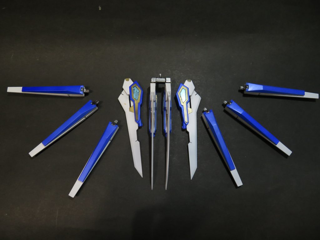 ドミネイトビット(A型とB型)
アウルンのビットデバイス,全方位攻撃,魔力増幅...様さまの応用がある.
A型は3機でバリアを展開可能.
B型は鋭い刃を持つ.