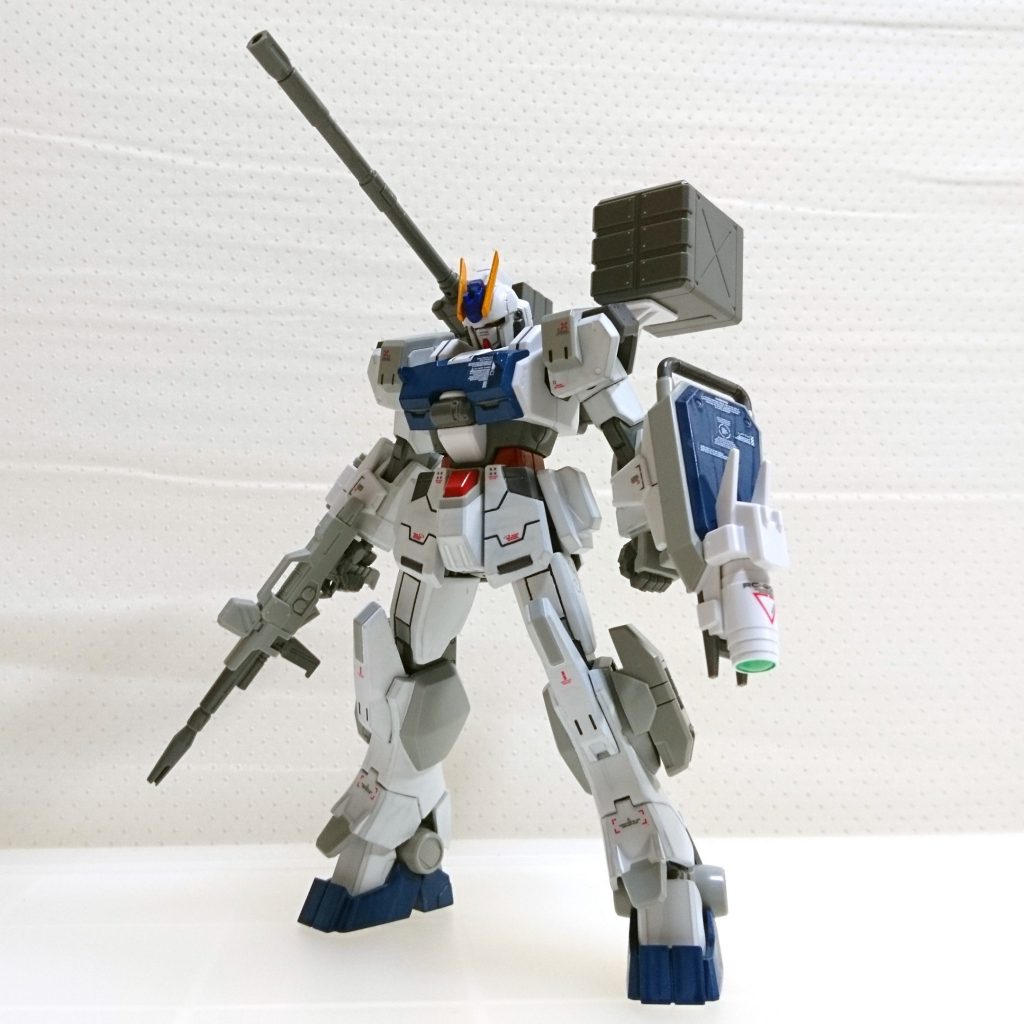 塗装はZガンダム用マーカーセットをメインに使いました。
太ももと腰アーマーに少しですがスジ彫りしています。