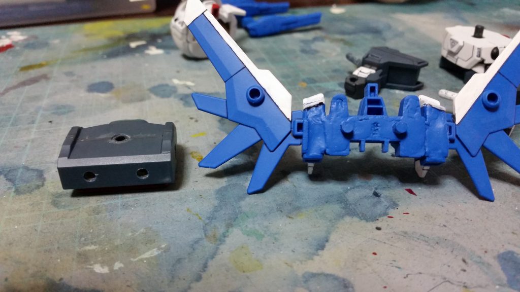 ビルドブースターは肉抜きが多いためパテで埋めています。
また、素のままでは長すぎてダブルエックスに装備させた時にカッコ悪いため、一部切断し新たに接続用のピンを立てています。