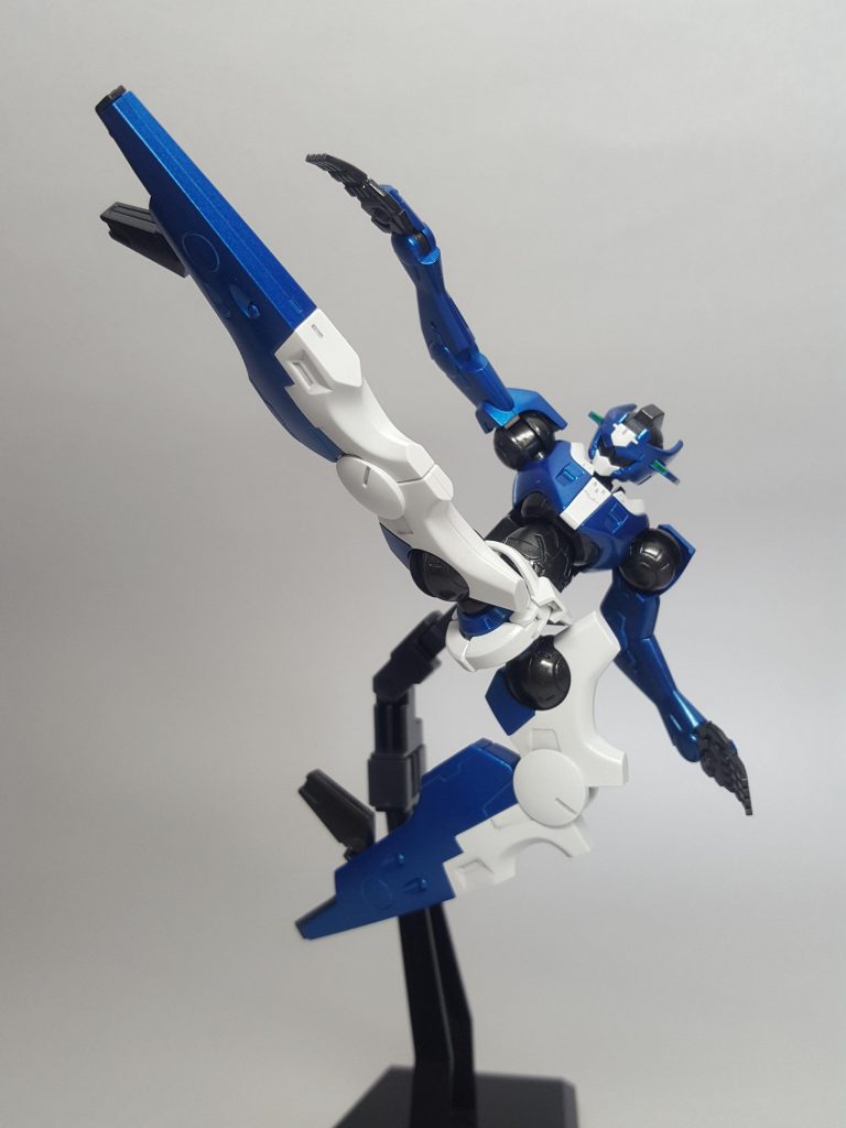 マックブルー
スピードが一番速く一撃離脱の戦法を得意とする。
攻撃のタイミングを取るのが上手く、実はチームいちの撃墜数を記録している。