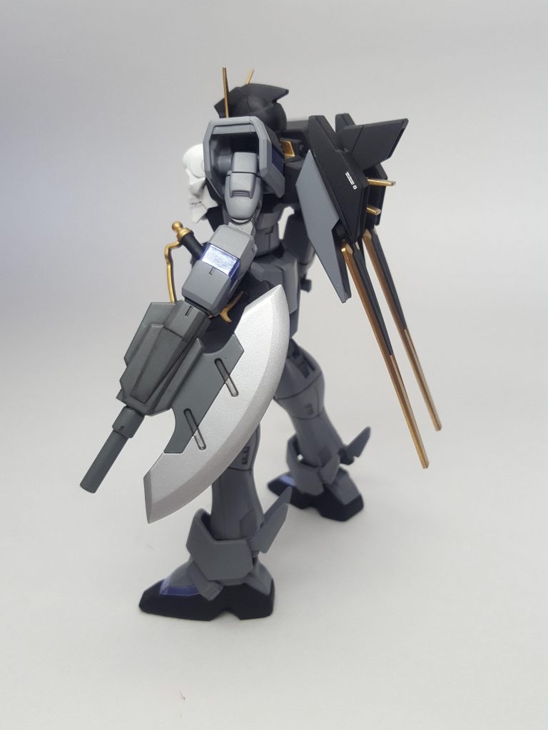 左腕のマニュピレーターはオミットし直結型のビームライフルを装備。
一緒にスラッシュアックスを装備、近距離戦闘にすぐ対応出来るようになっている。
