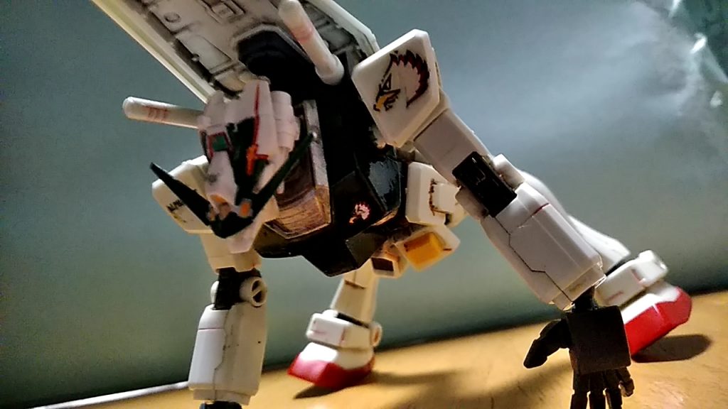 これがウィルスに感染されたガンダムとです。逆足になり通常のモビルスーツとはかけ離れた動きが可能になります。