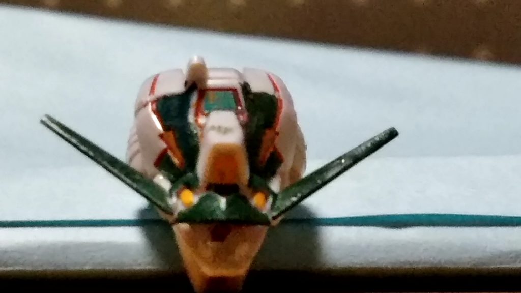 ウィルス本体正面から見ると角が生えたカエルのよう。