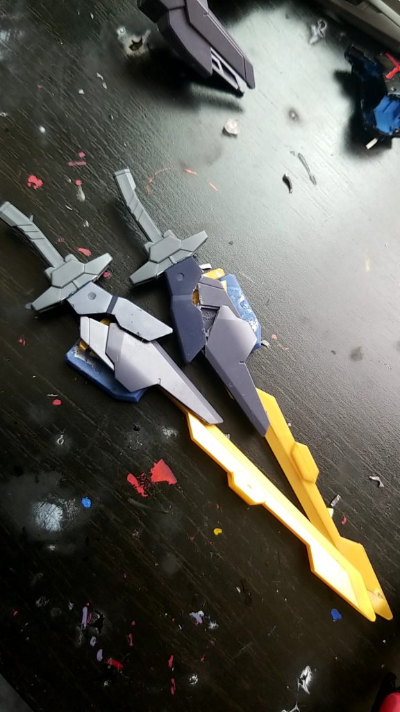 双剣の刃はガンダムシュバルツリッターの剣
腰のアーマーとの接続部はトランジェントグレイシャーのバックパック、腰のアーマーはガンダムBD2、剣の柄はウィングガンダムゼロ炎の柄を使用