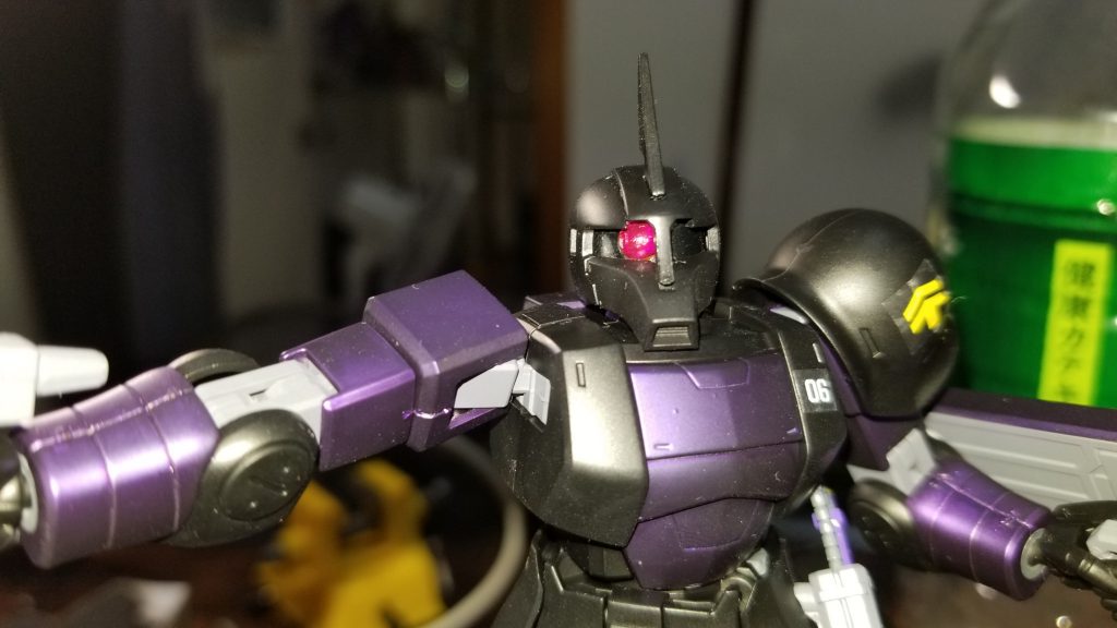 まずモノアイはアロンアルファをマスキングテープの上に垂らして、表面張力で粒になっているところを硬化スプレーで固めて塗装しました。