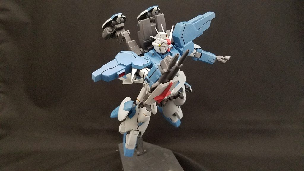 バックパックはアームが展開し、サーベル柄がビームガンに。
ツインビームライフルはネオジムを仕込んで両腕に装着可能。