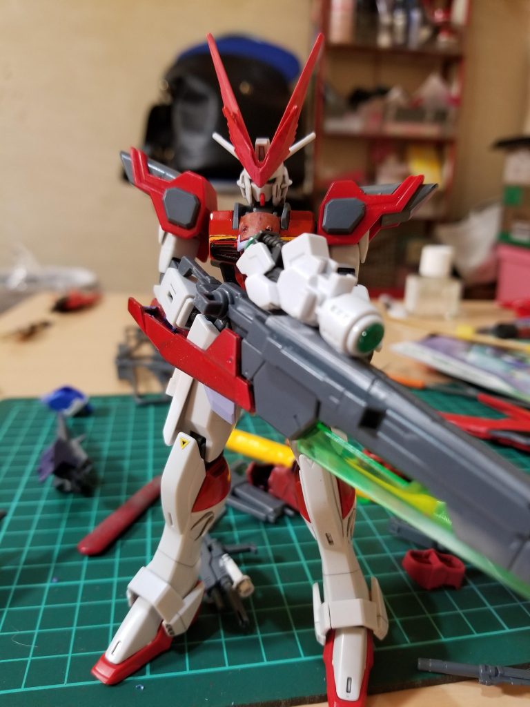 おまけですが、友人にもらったバルバトスの腕に丸いクリアパーツを付けスコープっぽくし、GNソードブラスターに接着しスナイパーライフルみたくしてみました