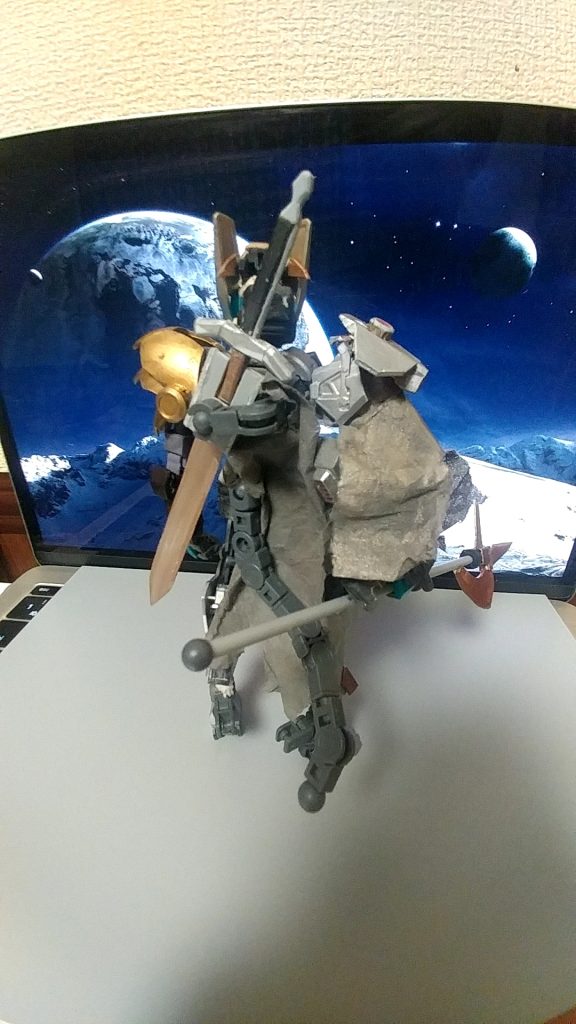 武装は、ハルバートと片手剣、そして盾とそこに内蔵された機関銃。