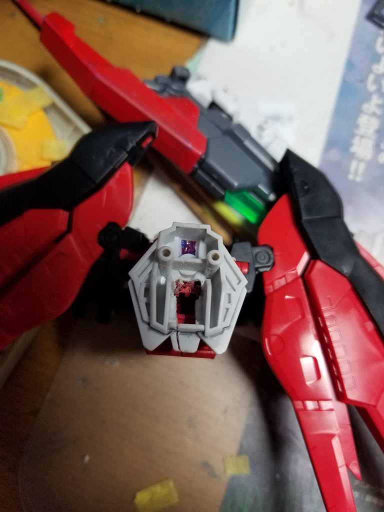 コア・スプレンダーの背部を切り取りヤスリ、ピタッとハマるようにし、あとから接着しました。