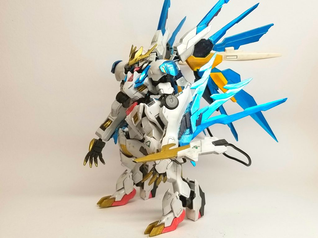 バルバトス自体のプロポーションはあまり変更していません。
関節の強化とパテで機体重量を増やし安定化させました。
タミヤウェザリングマスターで汚しを加えたものの久しぶりすぎて中途半端に…
パテもうまく成形できずはみ出したりしてる部分もある拙い出来ですが、どうぞ見てやってくださいm(_ _)m