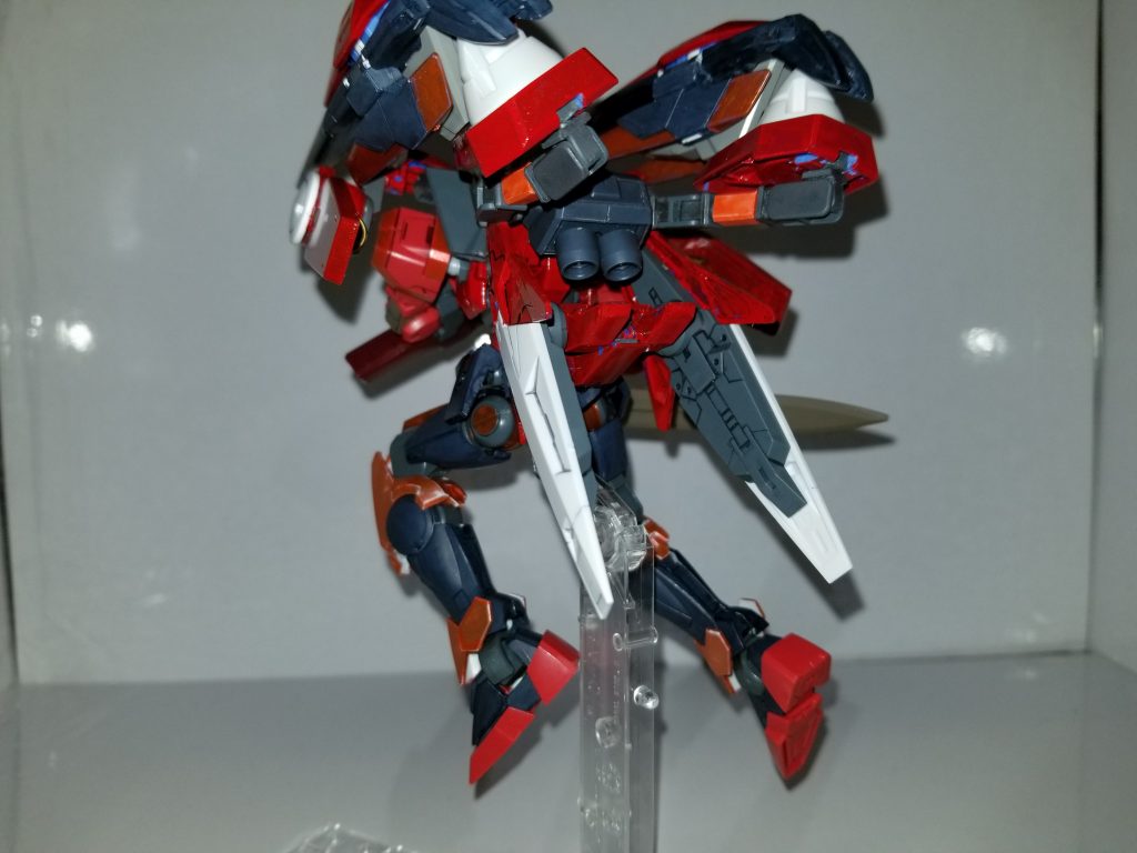 背中には、NPDのリーオーがつけているものと同型のバックパック。
そこからアームを介して、00ガンダムの太陽炉と、安定器とスラスターを兼ねたオーライザーのユニットを装着。
00ダイバーエースがつけているものとほぼ同一の仕様のエースユニットを、腰部に装着。
本来太陽炉がついている肩部には、太陽炉を組み込んだグレイズのブースターを装備。
可動範囲の広い出力装置を大量に装備した結果、瞬間反応速度に大幅な向上が見られた。
同じレベルのダイバーと戦っているときならば、真横への移動は「消えた」ように見えるだろう。