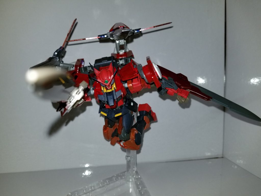 トランザムによる超速度と、機体特性を生かした高機動から繰り出される必殺の突き。
真正面から見ても、控えた左手の剣が飾りではないことを感じ取れるだろうか。