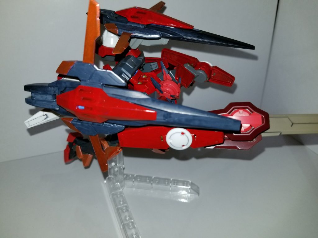 特殊機能:フリーダムダイブ
太陽炉直結のスラスターユニットが自由な位置に自由な角度で固定される。
これにより求めた操作に最も必要な運動エネルギーがガンプラに与えられる。
普段は左右に広がっているものをこのように剣の方へ寄せることで、必殺の突きは「押し出される刃」から「飛来する刃」に代わる。
通常戦闘時でもこの特性が適応されるために、左右上下など視界の外への急制動により相手から見たガンプラが消える。