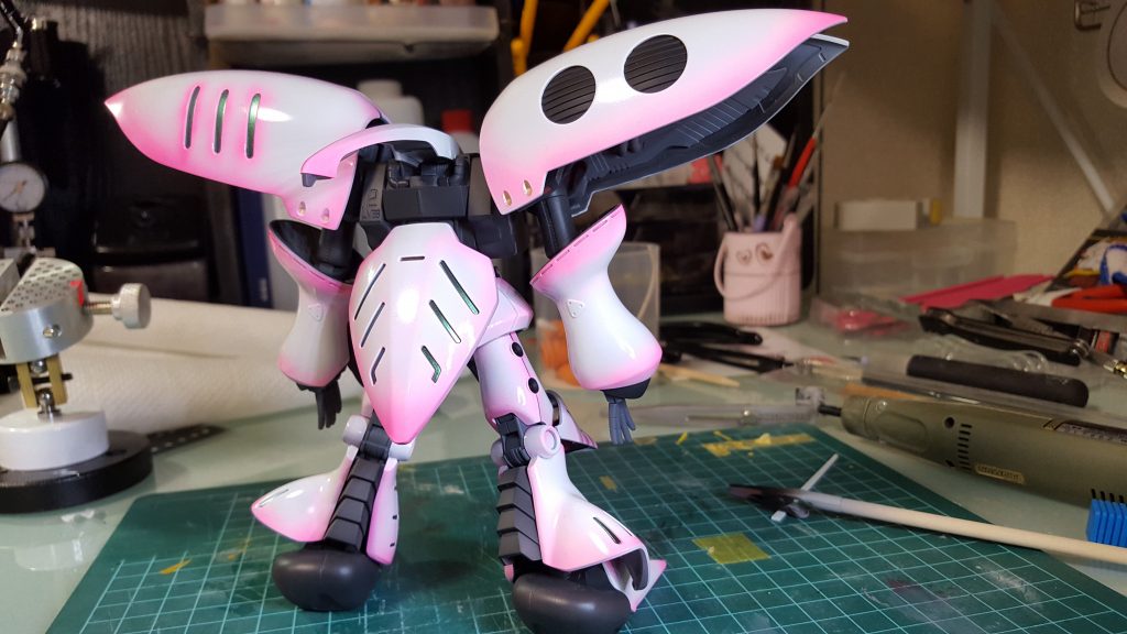 肩、足、ファンネルポットのピンクラインは黒サフからのトルマリングリーン、ガイアクリアーで仕上げてます