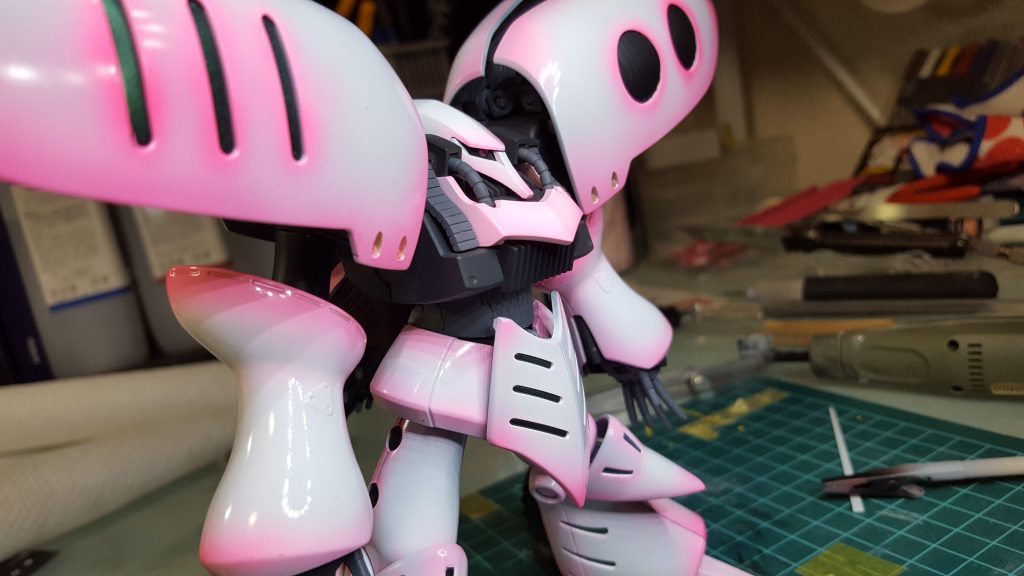 胴や腕などのピンク部分はグレーサフからミッドナイトブルー、スーパースムースクリアーです