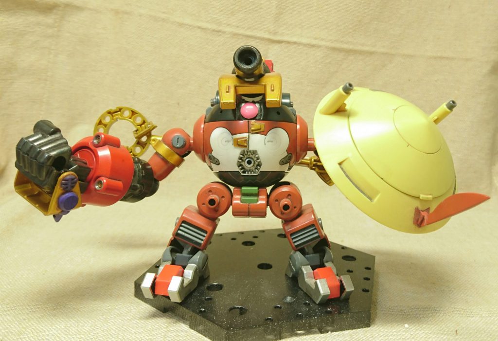 頭の大砲と左手のビームバルカン内蔵シールドが武器。