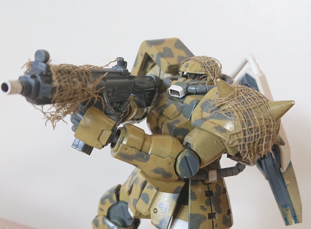 バックショットを撮り忘れましたが、陸戦型ガンダムのシールドを背負わせてます。