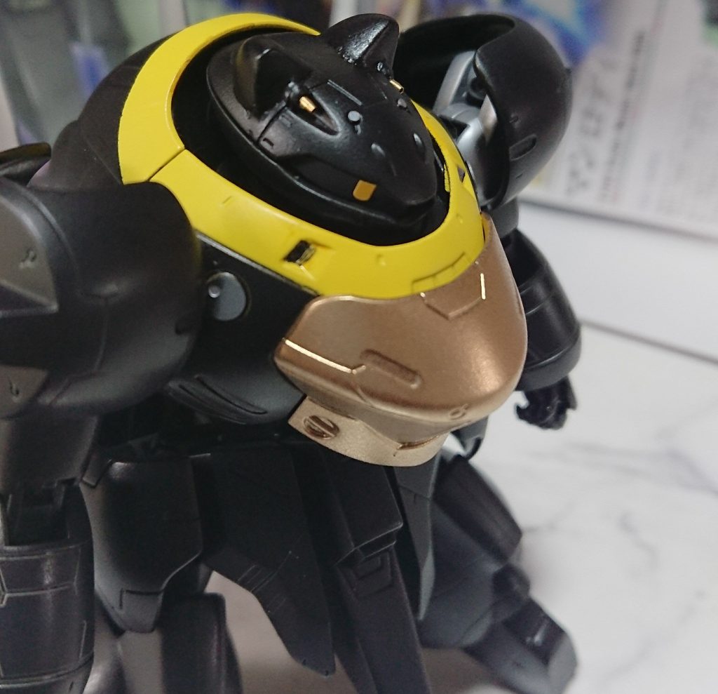 相手の誕生日まで時間があったので、金属パーツ等を使用してみました。頭のバルカン銃口です。