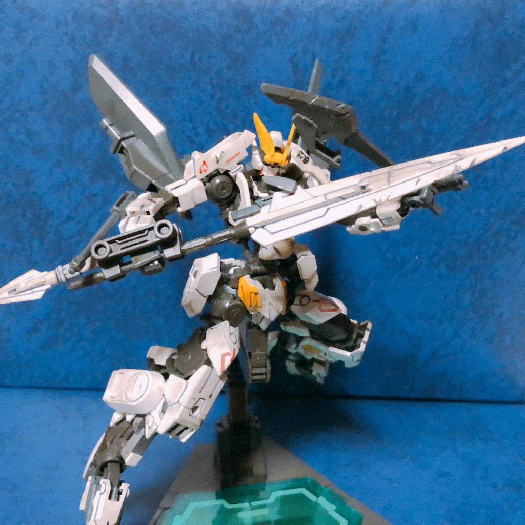 近接武器はソードとアックス。
ソードはオプションセット3のハルバードの柄とセブンソード/ GのGNソードⅡロングの組み合わせ。アックスはグレイズのバトルアックスをベースにHGカスタマイズキャンペーンのパーツを使用。