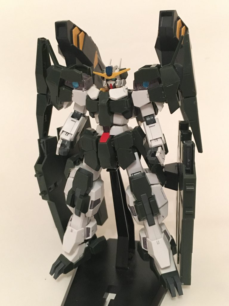 サバーニャにケルディムのパーツとアメイジングウェポンバインダーを付けて盛ってます。
前回との違いは胸に装甲を貼り付けてバックパックの取り付け部をスッキリさせたくらいです。