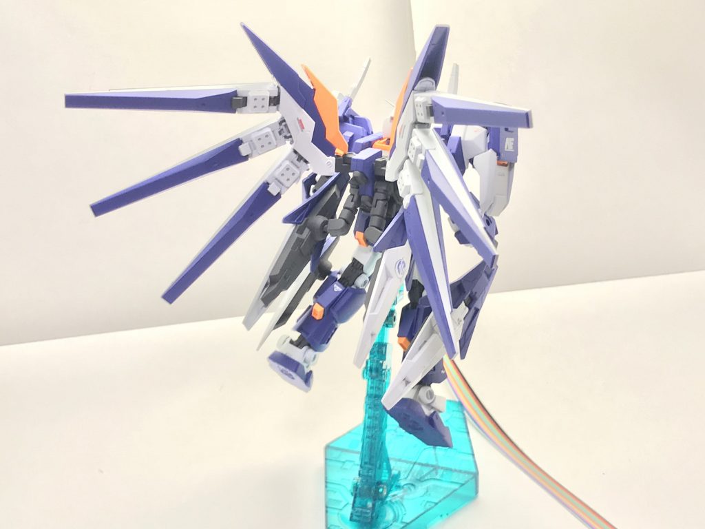 背面。GNドライブはファンネルラック内に格納されている為、後述する高速機動形態においては脚部やバックパック下部に装備されている大型GNブースターだけでなく、ファンネルラックも一種の加速装置として機能する。