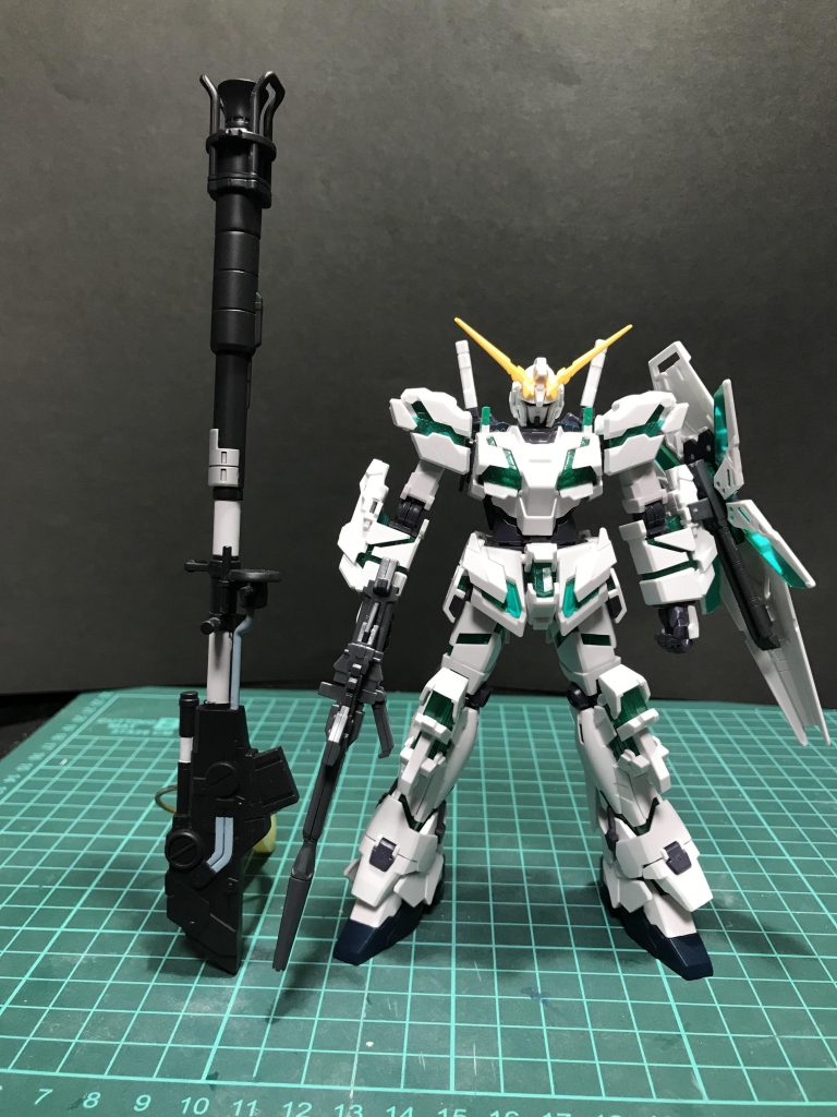 ランゲ・ブルーノ砲・改はキットのままだと機体の大きさに対して迫力が足りないと思ったので砲身をジャンクパーツから適当に変更しました。HGユニコーンと比較。