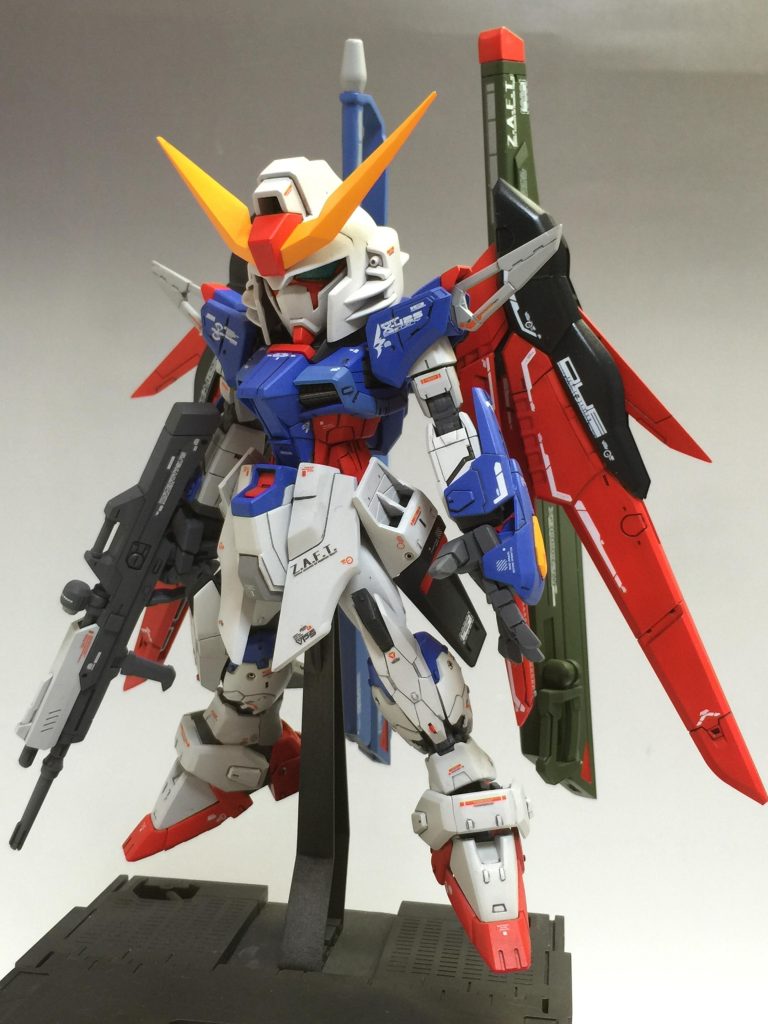 RGをベースにSD頭、MG手・武器・フロントアーマー、HG太ももを使用しています。