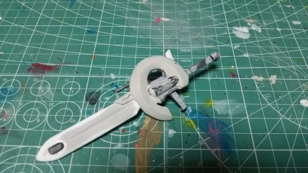 チェーンガンも付属の銃にプラ板と剣の柄を接続して作成。