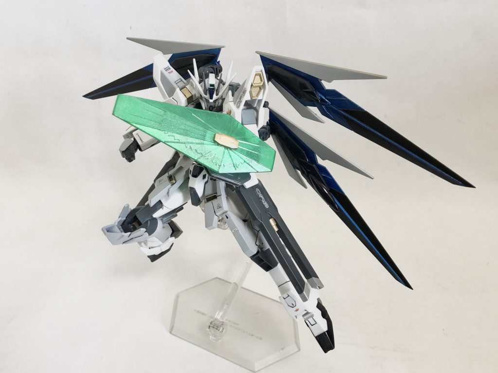 ・アルミューレリュミエール改　（ビームシールドモード）　CAT1-X1/3ハイペリオンに採用されていたモノフェーズ光波防御シールド。両腕とも展開可能であるが、ハイペリオンのようにアルテミスの傘のような展開は現段階では不可。最終目標は発生器をドラグーン化することで、周囲からの攻撃を認識し自動防御できるような計画になっている。多少大きく展開が可能だが、出力を上げ過ぎるといくら核搭載機とはいえエネルギー切れを起こす。また、CE73～74になるとラミネート装甲や対ビームコーティングが施された武装も多くみられ、それらに対してのすり抜けを防止するための光波制御機能が追加された。(※具体的仕組みの原理は伏せてあるが、陽電子リフレクターとほぼ相違はない。)  