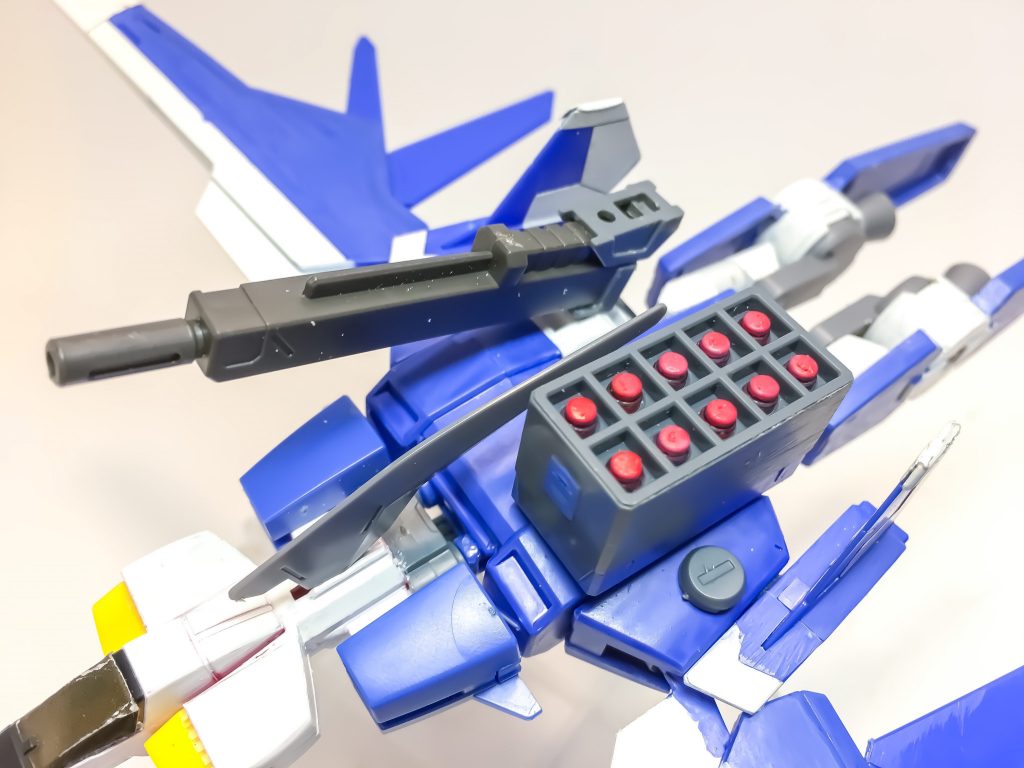 ## 固定型ビームライフル&ミサイルポッド
ストライカー上部に配置されている武装、根元は3ミリで接続してあるので回転可能。
ビームライフルは通常の物で、手を使わずに撃つ為&単独飛行時の攻撃手段として配置。
ミサイルポッドも同じ理由で配置されている
どちらも使用不可になった場合、分離する事ができる。