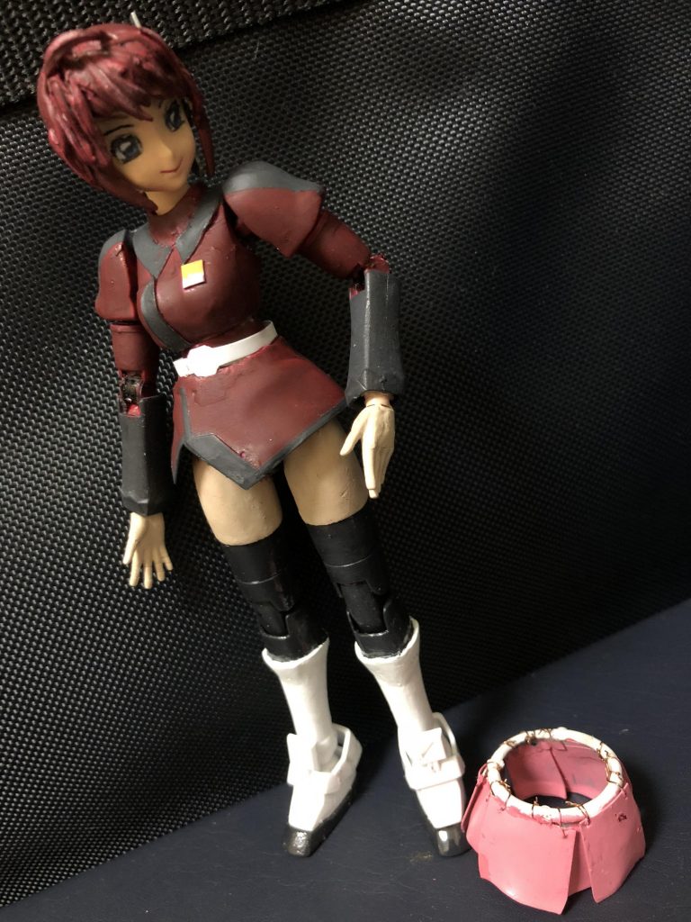 ozy「これがルナマリアの履いている実にけしからんスカートだ。これも0.3mmプラ板で再現した。軟質パーツのランナーに付いていた丸い部分を切り取り、切り出したプラ板を一枚づつ極細針金で繋げてある。そうする事で可動領域を阻害しないようにしたのだ。そのまま曲げて繋げてみたら、相撲のまわしの様になってしまったので、チャッカマンで炙って布感を再現してみたぞ。もちろん、スカートは脱着可能だ。」
ディアッカ「グ〜〜レイト！やったぜ！」
ルナマリア「きゃー！ちょっと！何やってんのよ！スカート戻しなさいよ！」
ozy「また君か...。厄介な奴だよ、君は…！」
ルナマリア「いいから戻しなさいよっ！！」