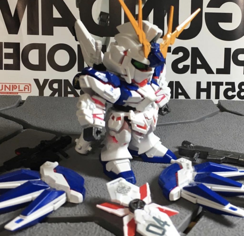 Hi-νガンダムの遺伝子を持つフィンファンネルとマウントラックを装備したバックパック