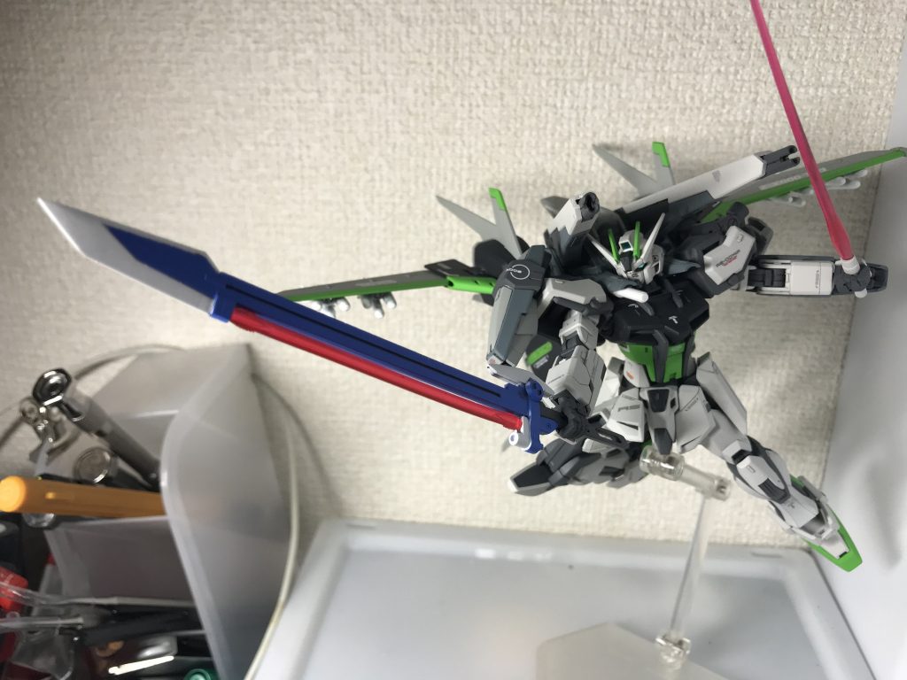 シグーディープアームズのレーザー重斬刀を元にパーツを付け足して作成した対艦刀と、IWSPの機関砲をオミットしてビームサーベルを装備しています。
余談ですが、対艦刀に使ったガンダムカラーのMSライトブルーは、インパルスのエクスカリバーにもピッタリだと思います!
対艦刀の白はタミヤのマットホワイトです。