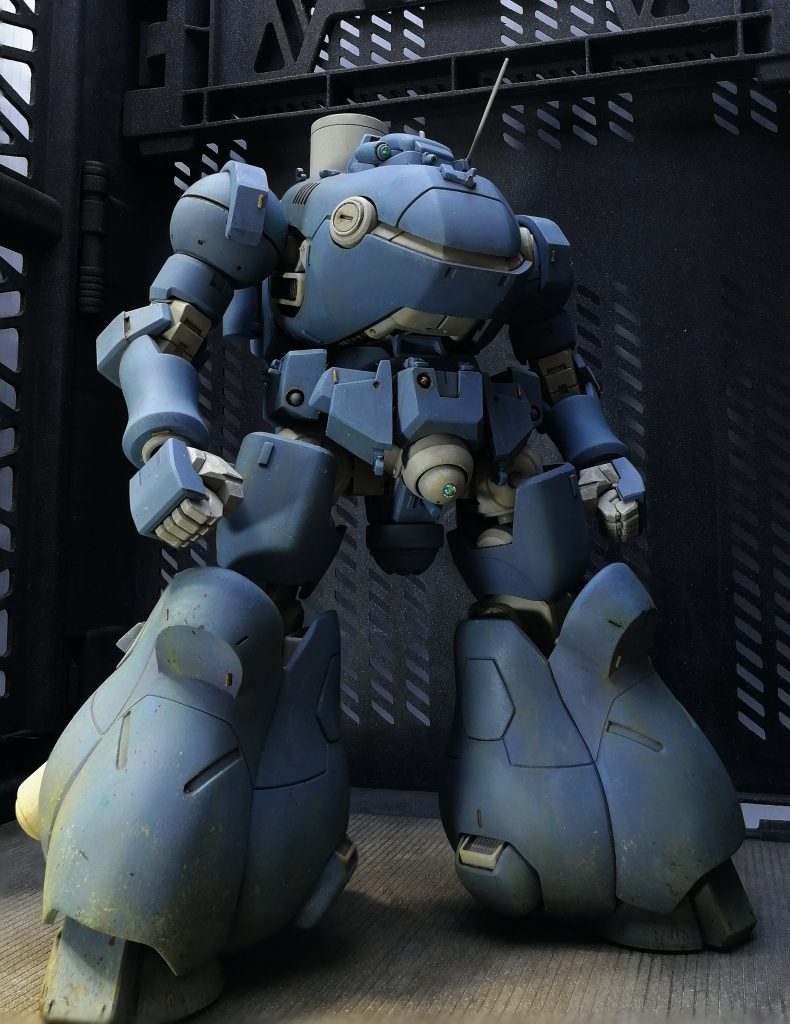 股間と腕がリーオーNPD。
腕はちょっとディテール追加のみ。腰は装甲の配置を調整したり中心をセンサー化したりしてアレンジしてます。
胸はケンプファーアメイジング上下反転。
動力パイプ基部を中心にパテで整えたりして調整してます。
頭はリーオーの頭と足首アーマー。
足はグシオンをベースに付け根はマンロディの球で接続。足首は鉄血武器セットの陸戦グレイズ足。
グシオンの足はそのままだと他の部分と比べてディテール過多だったり中はスカスカだったり太腿上面が身も蓋も無い切り欠きしてたりするので細かく手を入れてます。
基本は前作った魔導騎士とほぼ双子のレシピなので経験値が活かせました。
全身に経年劣化っぽい色あせを意識した塗装表現を入れてるんですが今回凄くうまくいった気がしてお気に入り。
