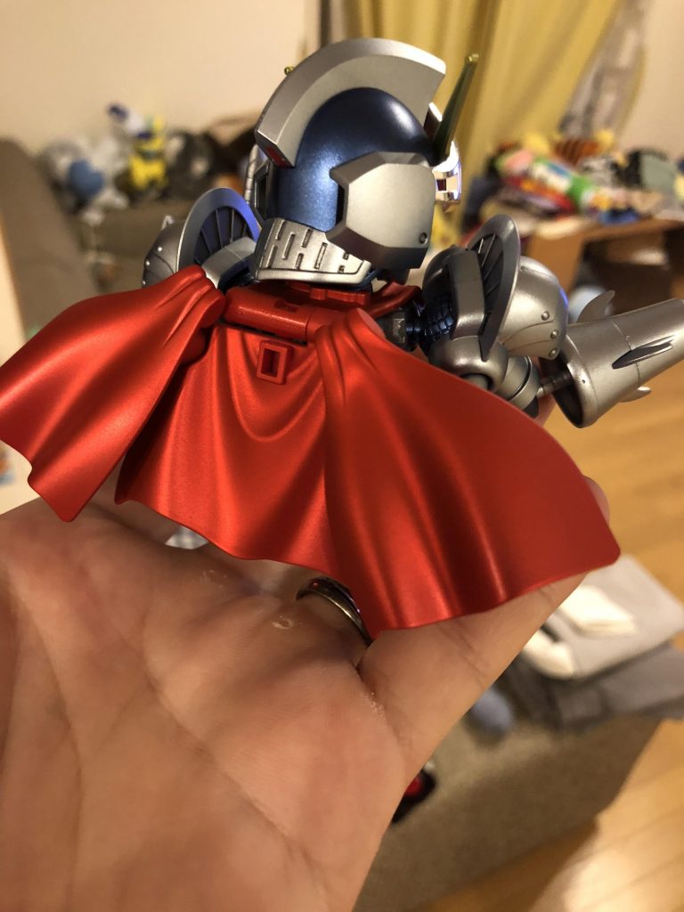 マントはメタリック塗装のあとにつや消しでコートしたことで美しい質感に仕上げることができました。